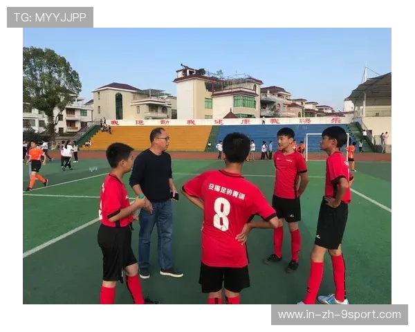 “校园足球联赛逐步扩大，越来越多青少年前来 compete”，校园足球比赛